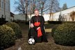 Miloslav Vlk zapózoval pro Reflex v polovině března s fotbalovým míčem na zahradě pražského arcibiskupství