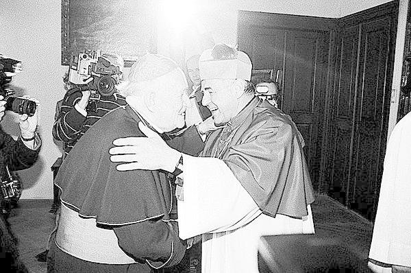 1991 - Vlk se svým předchůdcem kardinálem Tomáškem.