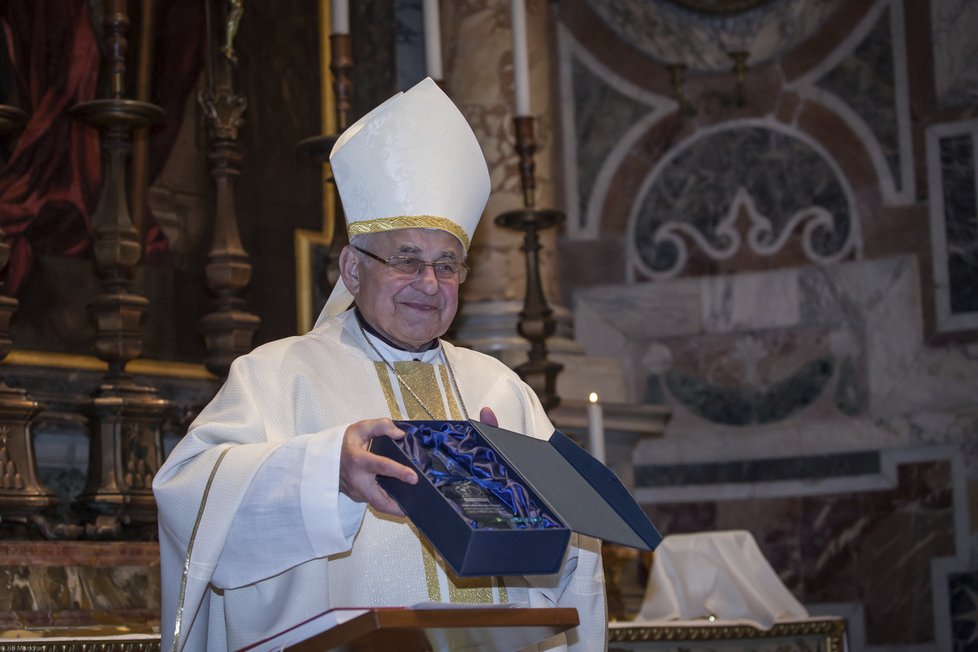 Kardinál Vlk při mši v bazilice svatého Petra zmínil i Ivetu Bartošovou a věnoval ji tichou vzpomínku.