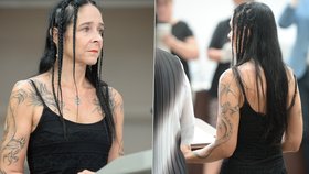 Miloslava Pošvářová na tiskové konferenci ukázala svá dračí tetování