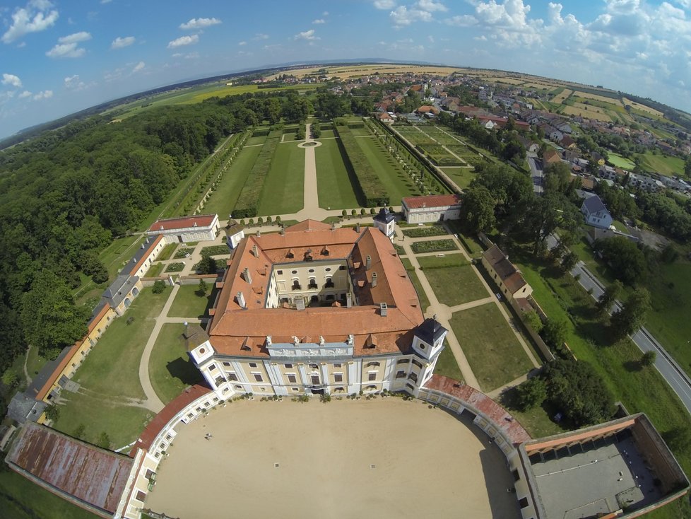 Tři staletí stará bažantnice (vlevo) přímo navazuje na francouzské zahrady zámku v Miloticích.