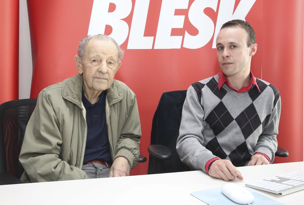 Bývalý generální tajemník ÚV KSČ Milouš Jakeš s redaktorem Blesku