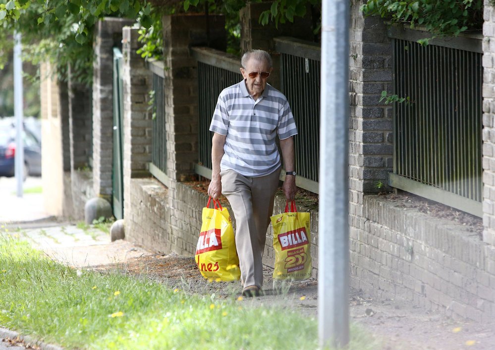 2012 Ještě před pěti lety chodil z nákupu s nabitými igelitkami.