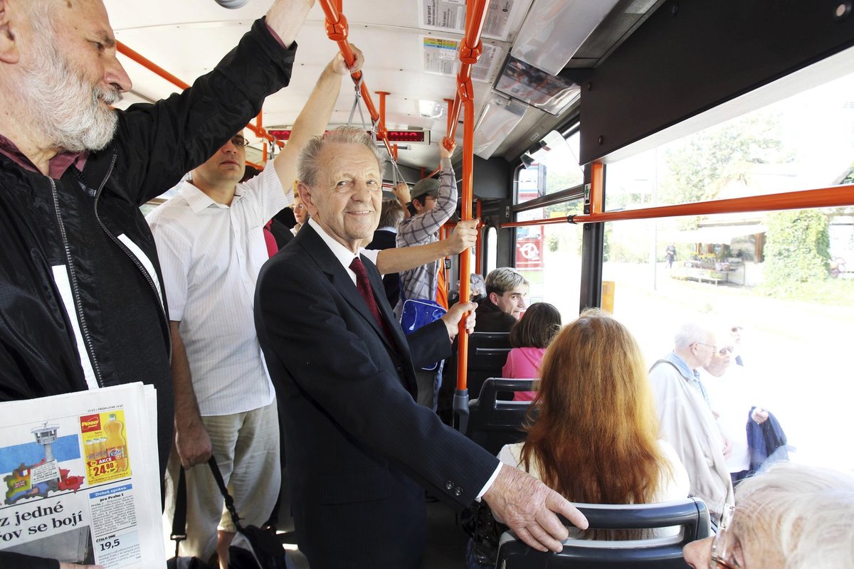 2011 Miloše Jakeše poznávají lidé i v tramvaji.