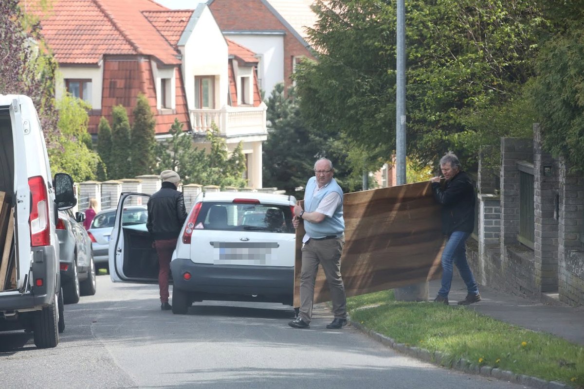 Stěhování Milouše Jakeše: Z domu se vynášely kusy, které pocházely z doby, kdy socialismus objevil dýhu.