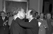 Vřelý polibek s Leonidem Brežněvem.