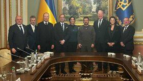 Vystrčil a Pekarová v Kyjevě: Setkání se Zelenským, proslov v parlamentu i útěk do krytu