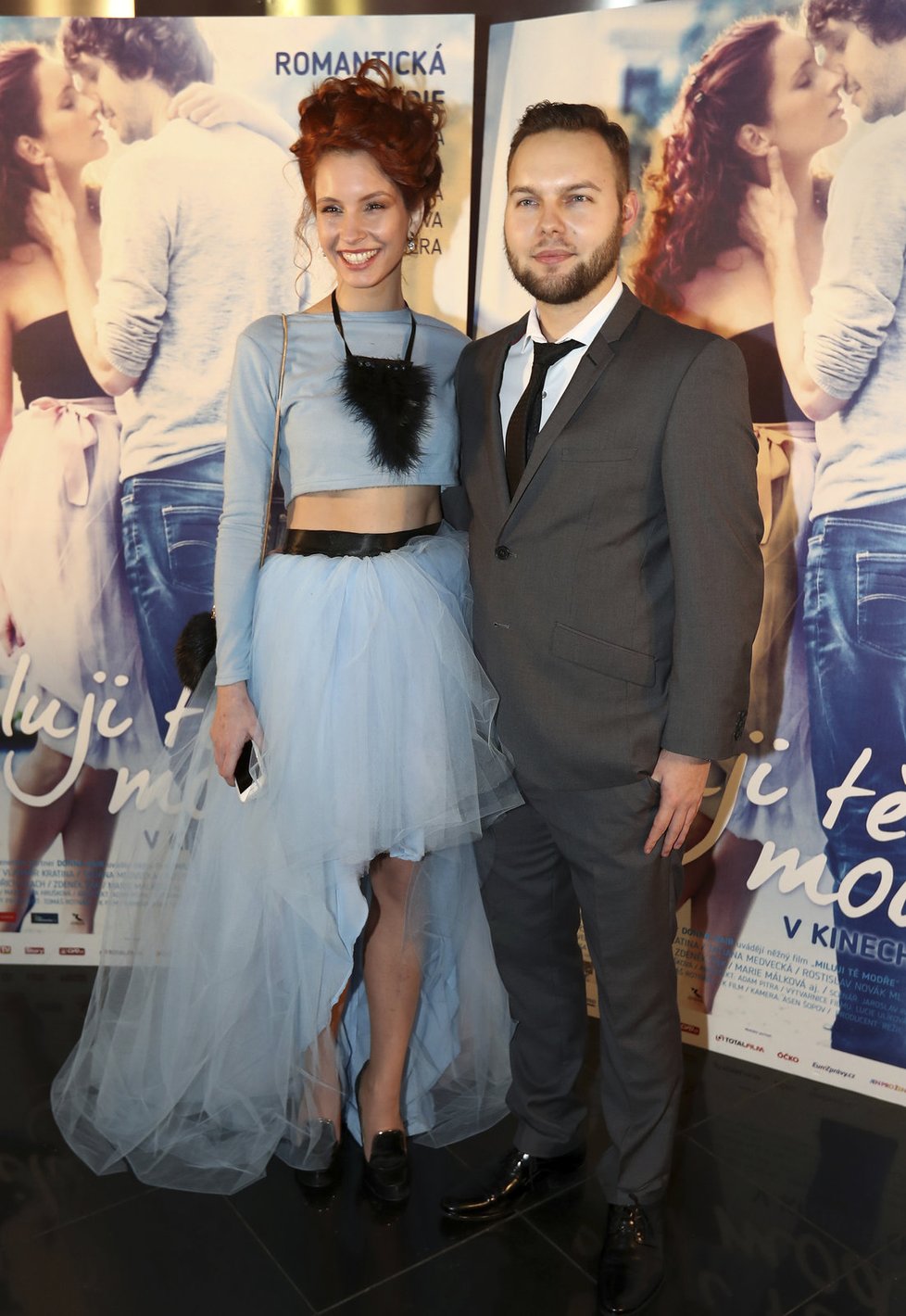Denisa Nesvačilová s přítelem na premiéře filmu Miluji tě modře.
