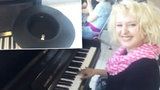 Vnadná Miluška Bittnerová: Hrála na letišti na piano a vybírala peníze!