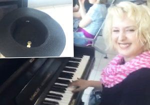 Miluše Bittnerová dostala za hru na piano na letišti pár drobných.