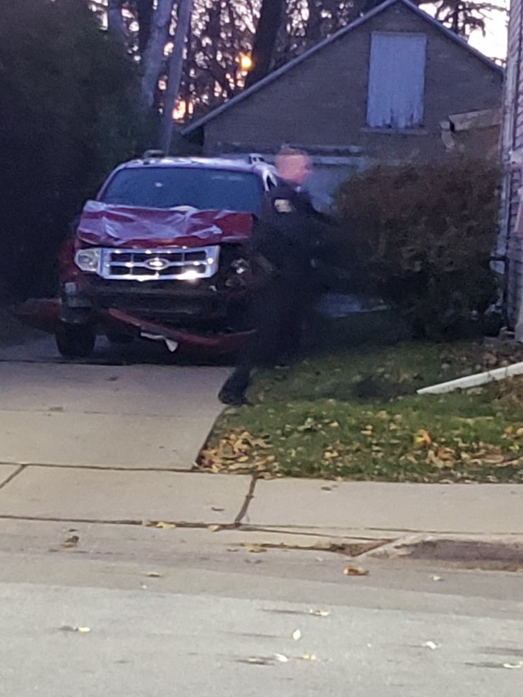 Nabouraný červený Ford byl následně nalezen zaparkovaný u rodinného domu
