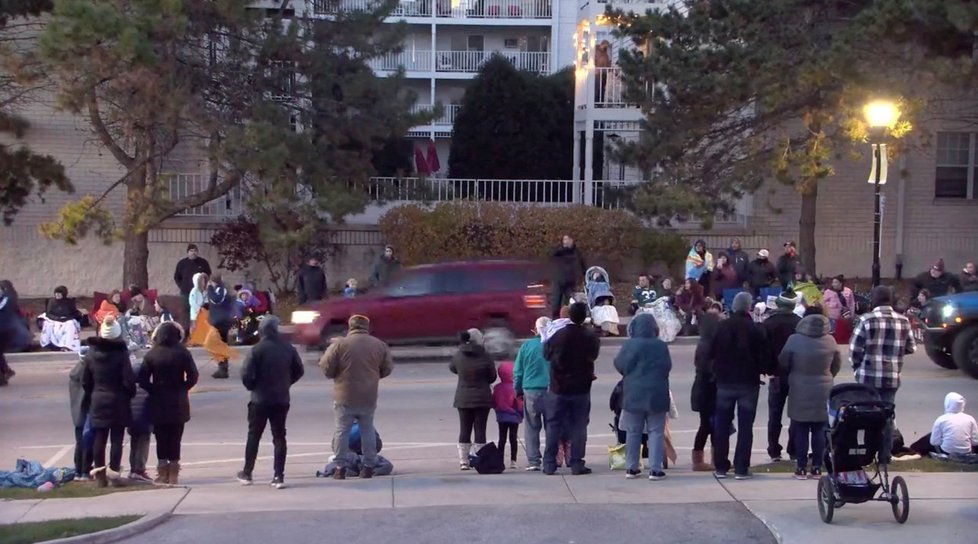 Snímek z videa zachycuje šílenou jízdu červeného SUV, s nímž řidič najel do vánočního průvodu v Milwaukee