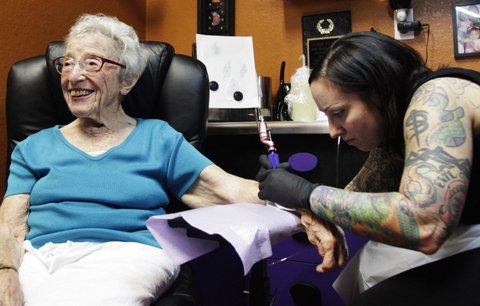 Stoletá babička: Nechala se potřetí tetovat!