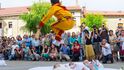 Na severu Španělska už 400 let existuje festival, při kterém se přeskakují miminka ležící na ulici.