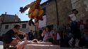 Na severu Španělska už 400 let existuje festival, při kterém se přeskakují miminka ležící na ulici.