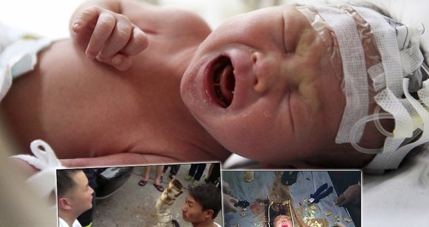 V Číně vyprostili miminko z potrubí. Už je zpátky u matky!