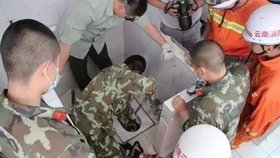 Personál v nemocnici v provincii Xinping zaslechl pláč, který se ozýval ze záchodové trubky a rychle přivolal záchranáře.