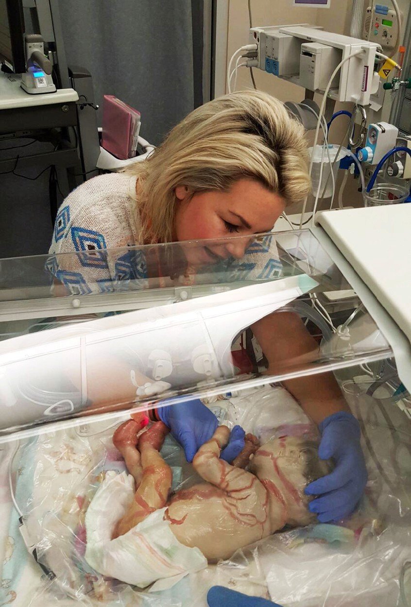 Harper s maminkou v porodnici.