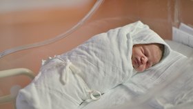 První miminka roku 2023: Které je tím úplně prvním? Souboj holčiček