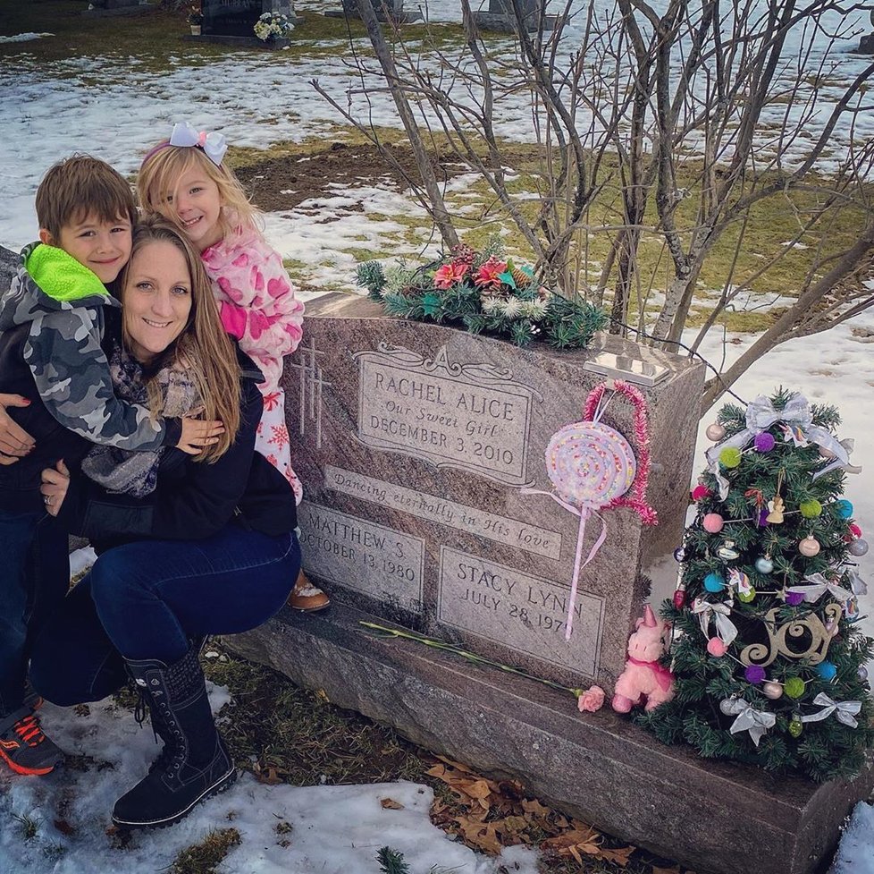 Stacy chodí s dětmi navštěvovat Rachelin hrob