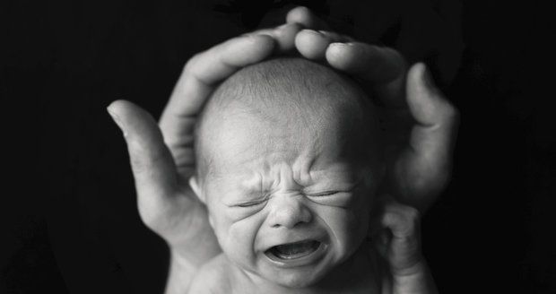 Novorozenecká kolika: Jaké jsou příznaky a co na ni zabírá? 