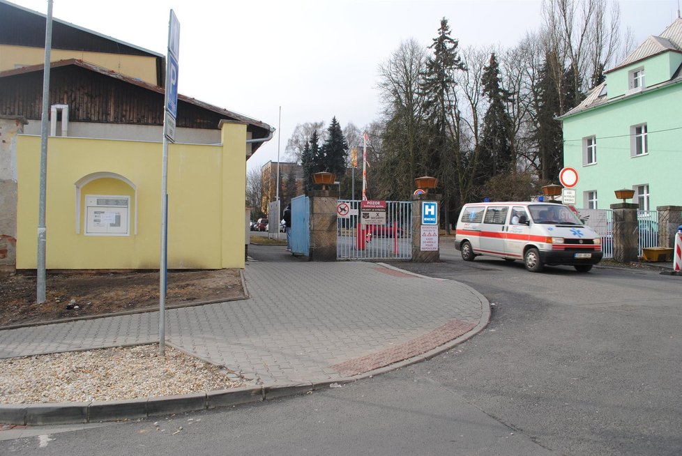 Chebský babybox je přímo u vjezdu do nemocnice.