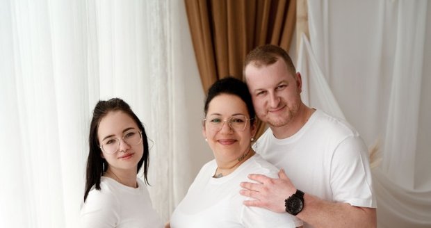 Spokojená rodina Adrei Kempné (38) před porodem vymodlené Kristýnky. První dceři Terezce je už 18 let.