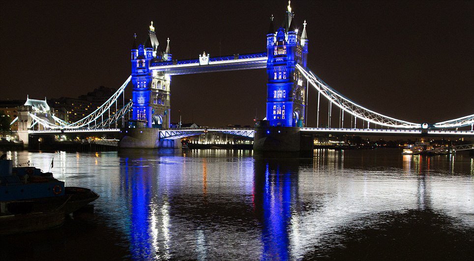 Tower Bridge se jako velká část Londýna zahalil do modré barvy na znamení toho, že se narodil chlapec.