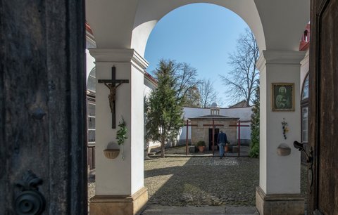 Na Velikonoce se otevřela jedna z nejstarších kaplí Božího hrobu. Najdete ji v Mimoni