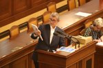 Mimořádná schůze Sněmovny: Předseda ANO Andrej Babiš (ANO) se na své čtyřhodinové vystoupení vyzbrojil taškou a vodou (4. 5. 2022)