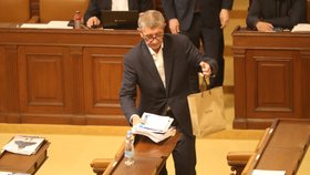 Mimořádná schůze Sněmovny: Předseda ANO Andrej Babiš se na své čtyřhodinové vystoupení vyzbrojil taškou a vodou (4. 5. 2022).