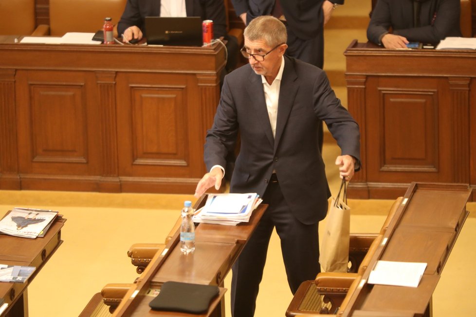 Mimořádná schůze Sněmovny: Předseda ANO Andrej Babiš (ANO) se na své čtyřhodinové vystoupení vyzbrojil taškou a vodou (4. 5. 2022).