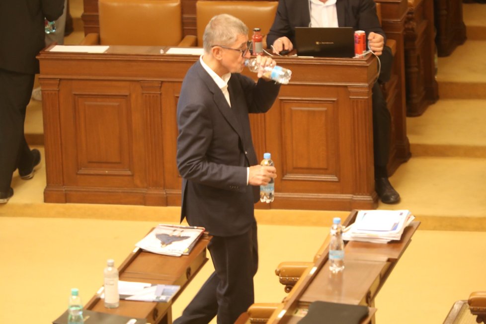 Mimořádná schůze Sněmovny: Předseda ANO Andrej Babiš (ANO) se na své čtyřhodinové vystoupení vyzbrojil taškou a vodou (4. 5. 2022).