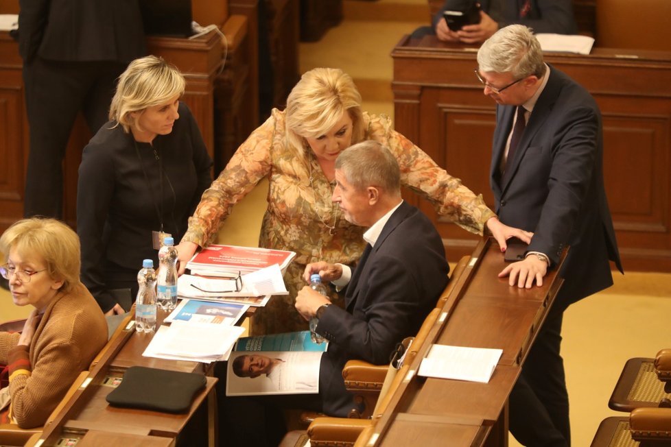 Mimořádná schůze Sněmovny: Předseda ANO Andrej Babiš (ANO) se na své čtyřhodinové vystoupení vyzbrojil taškou a vodou (4. 5. 2022)