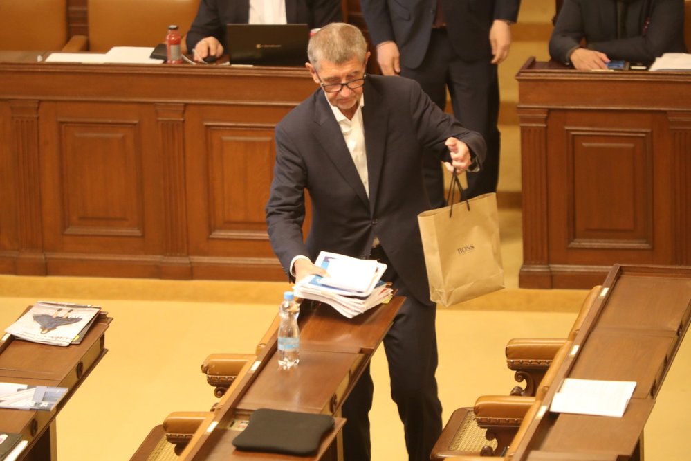 Mimořádná schůze Sněmovny: Předseda ANO Andrej Babiš (ANO) se na své čtyřhodinové vystoupení vyzbrojil taškou a vodou (4.5.2022)