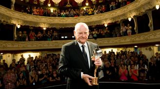 Mimořádný umělecký přínos světové kinematografii.Tuto cenu si odnesl nestor filmové výpravy Theodor Pištěk Mimořádný umělecký přínos světové kinematografii.Tuto cenu si odnesl nestor filmové výpravy Theodor Pištěk