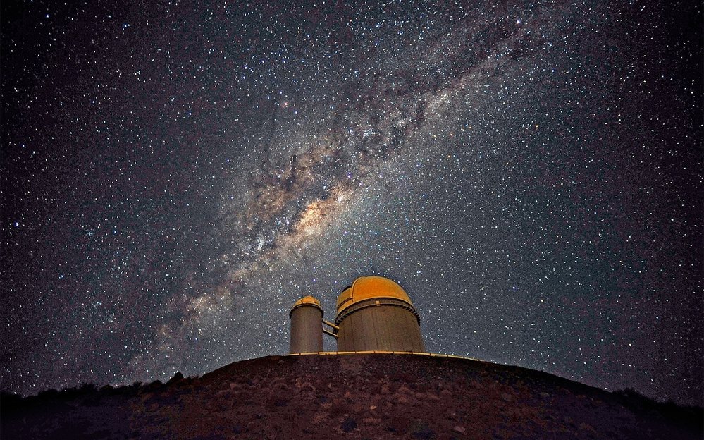 Mléčná dráha (naše Galaxie) nad observatoří La Silla v Chile