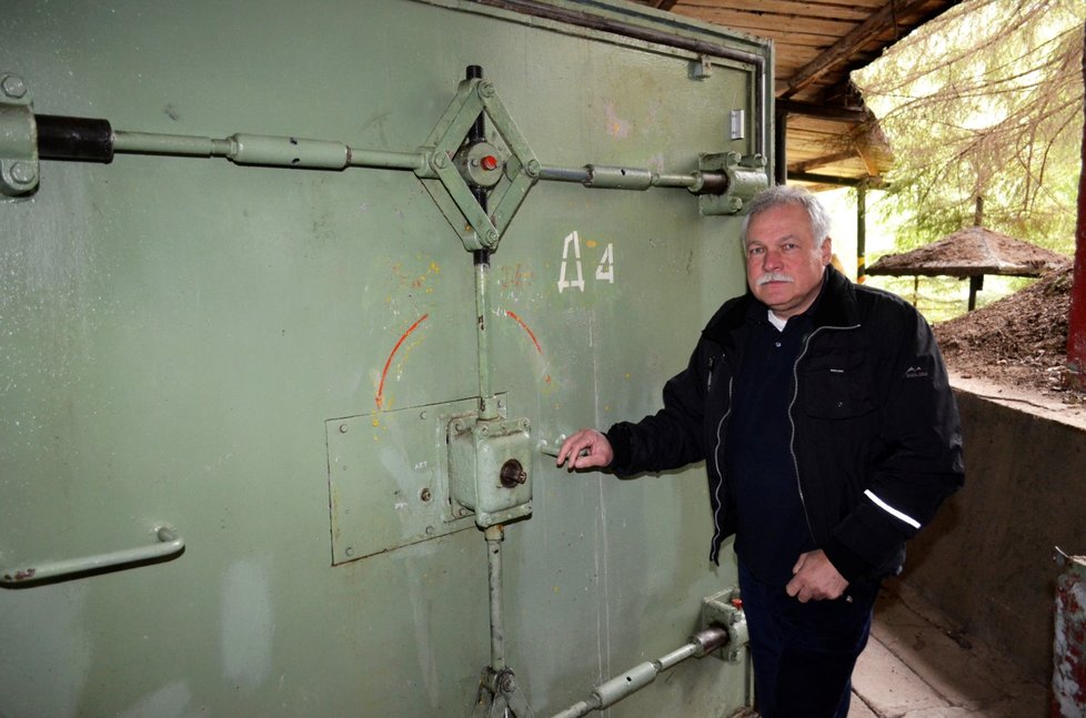 Václav Vítovec stojí u vstupních dveří do bunkru z vnitřní strany.