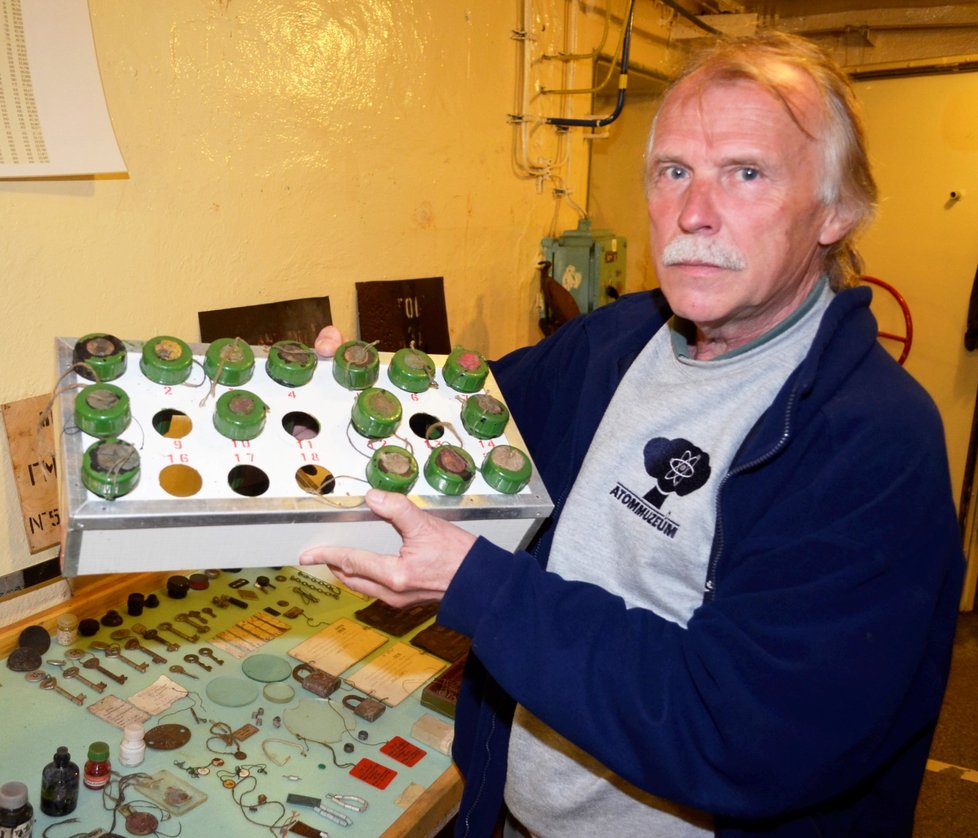 Milan Skočovský ukazuje nádobky. V nich byly zapečetěné klíče ke dveřím bočních místností, kde byly uskladněny atomové hlavice.