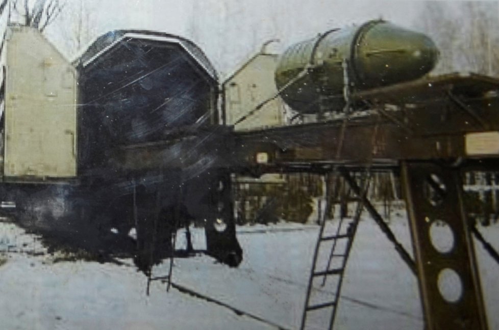 Jadernou hlavici nakládají v Rusku do vlaku. Její cíl je bunkr v Brdech.