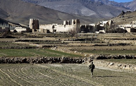 V těchto místech u vojenské základny u afghánského Vardaku vybouchla včera mina. Připravila o život českého rotmistra..