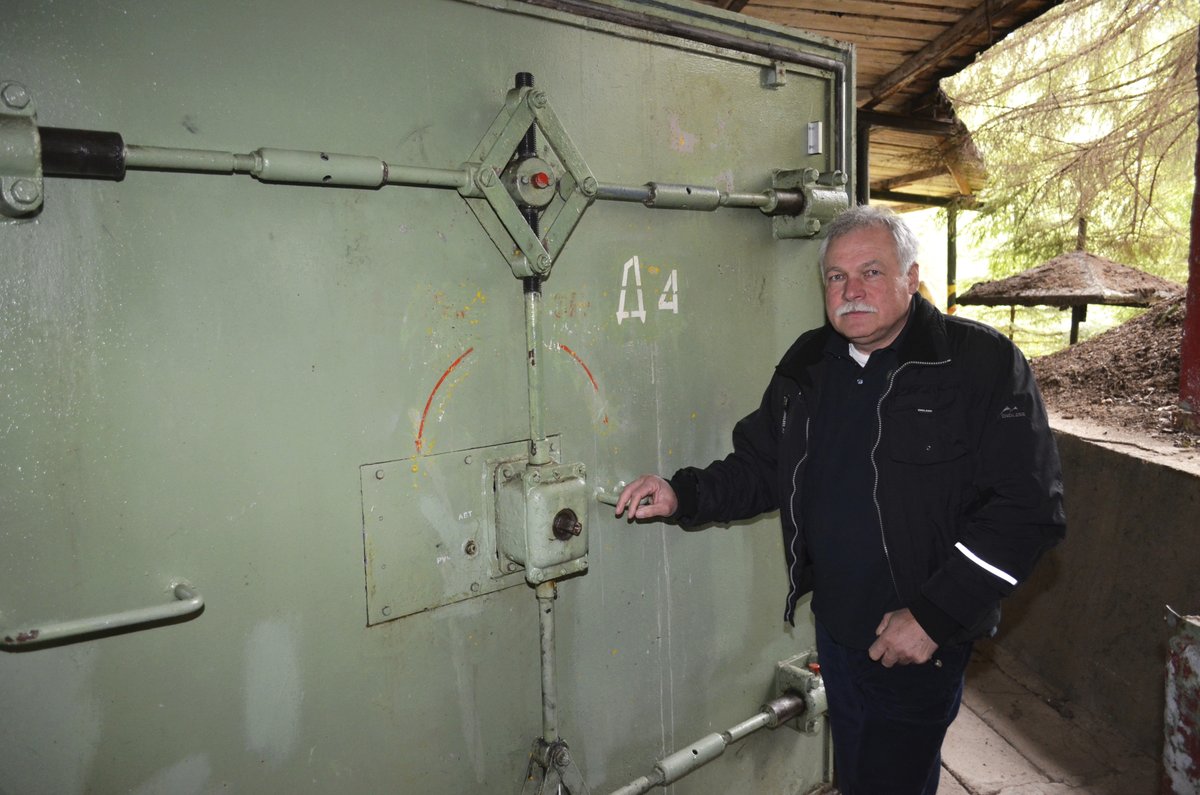 Václav Vítovec stojí u vstupních dveří do bunkru z vnitřní strany.