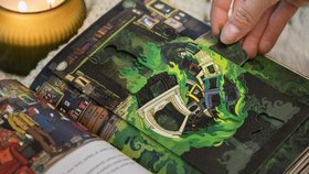 Harry Potter a Tajemná komnata - MinaLima: Druhý díl slavné fantasy série v ohromujícím podání grafického studia MinaLima. Prožijte s Harrym Potterem jeho druhý rok ve Škole čar a kouzel v Bradavicích tak, jako nikdy předtím! V tomto okouzlujícím vydání najdete nejen kompletní původní text z pera J.K. Rowlingové, ale také přes 150 barevných ilustrací a 8 nápaditých interaktivních prvků...