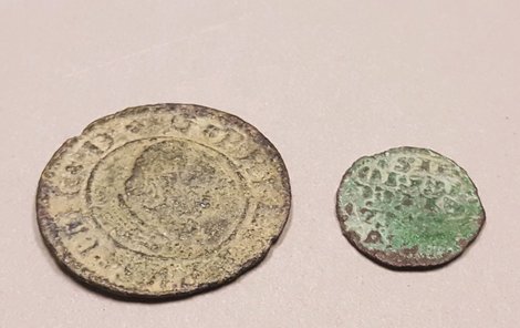 Menší mince je snad ze 13. století, větší ze 17.