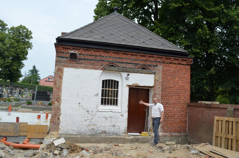 Mince ležely pod podlahou této márnice u kostela, ukazuje starosta Daniel Havlík.