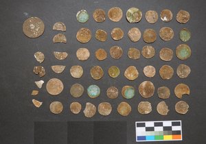 Amatérský hledač pokladů našel stříbrné mince v Moravském krasu.