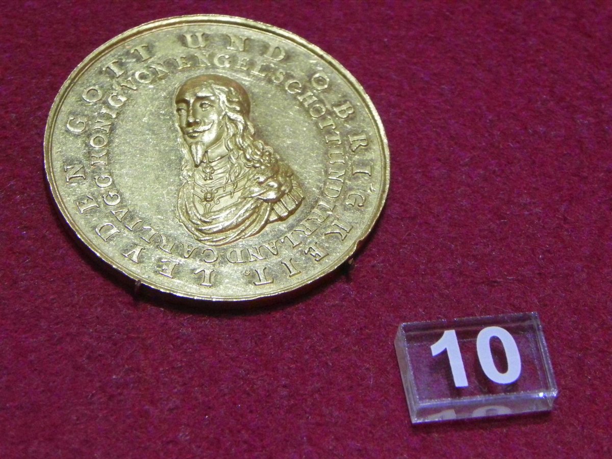 Zlatá medaile připomínající popravu anglického krále Karla I. (1624 – 49) ve váze dvanáctidukátu.