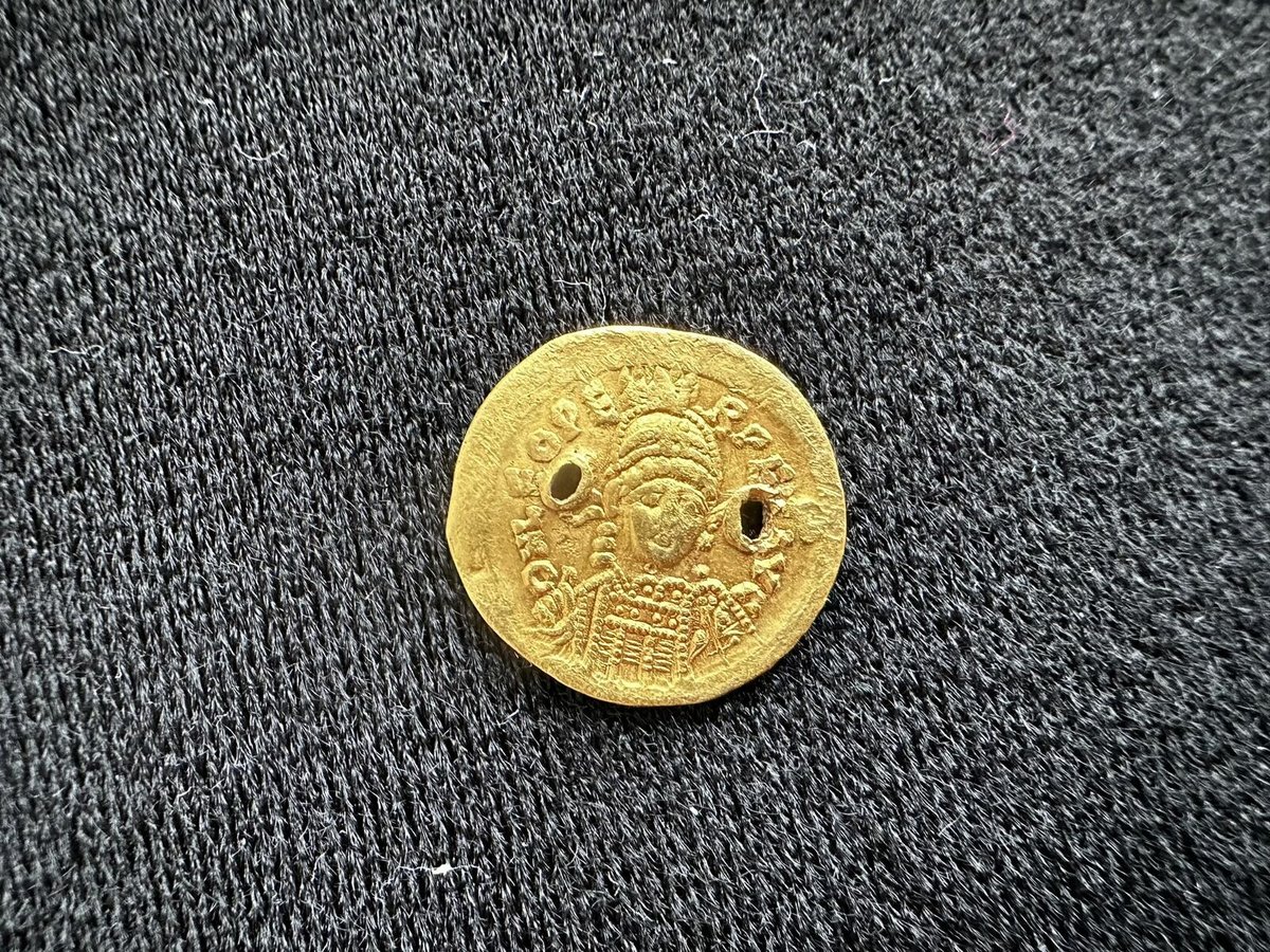 Byzantský zlatý solidus císaře Zena (474 – 491 n.l.).