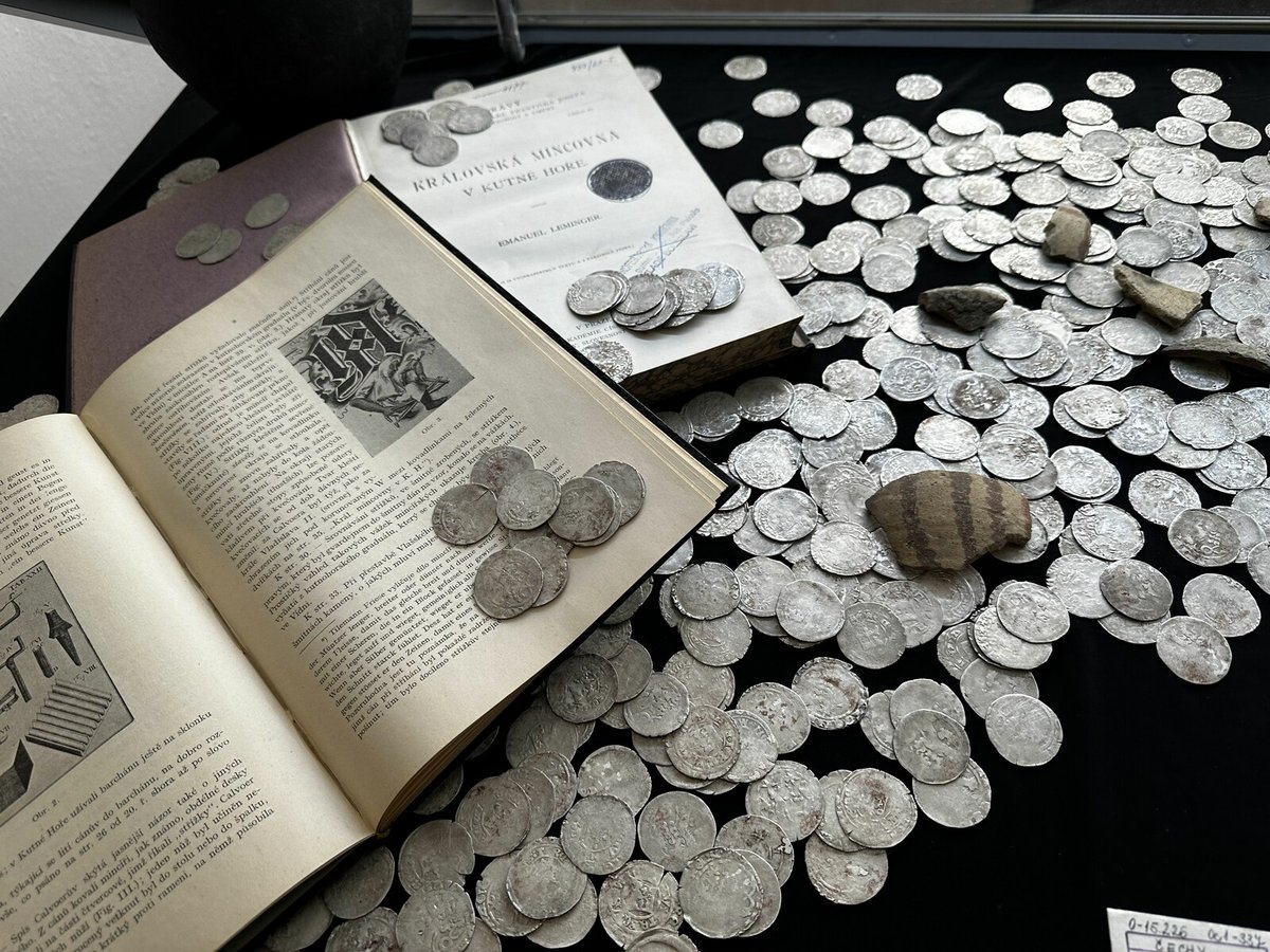 K vidění je i celý poklad pražských grošů nalezený v Hoškovicích. 