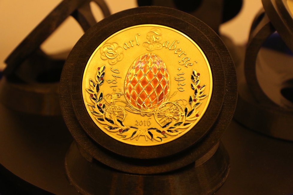 Motivy vajíček vytvořil Carl Faberge pro carskou rodinu Romanovců na přelomu 19. a 20. století. Každý kus je vyroben z jednoho kila ryzího zlata.